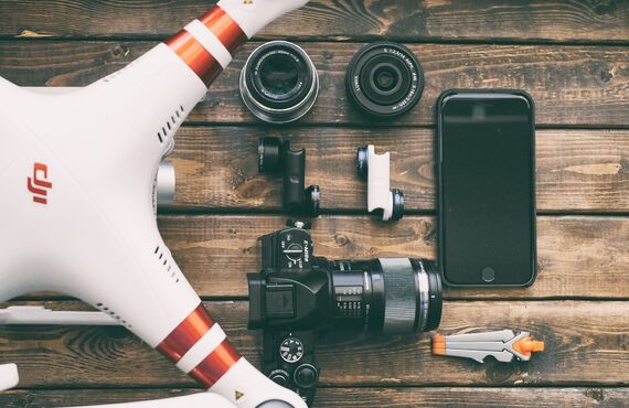 ウェブや映像制作に使用する素材撮影でドローン映像をご提案して高い評価を頂いております